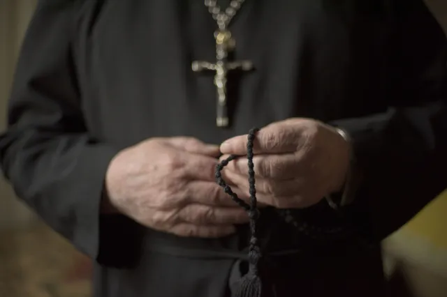Proboszcz maratończyk rzucił się w pościg za złodziejem skarbonki [WIDEO]