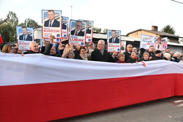 Debata w TVP. Zwolennicy władzy i opozycji zebrali się przed budynkiem ATM