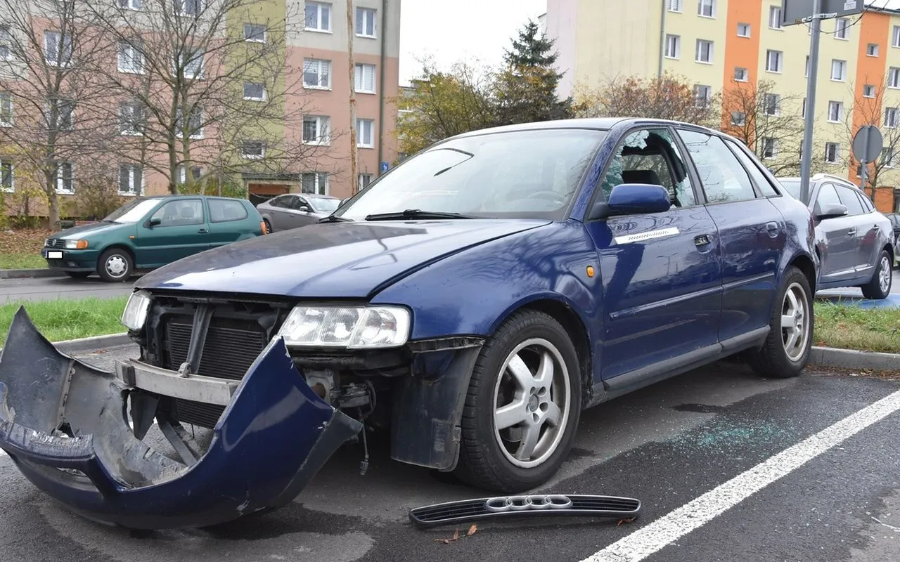 Kradli zderzaki z aut w obawie przed siostrą? To nie był pierwszy raz