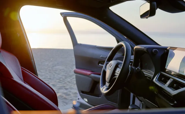 Lexus UX hitem w Polsce. Hybryda 2.0 kusi nie tylko ceną