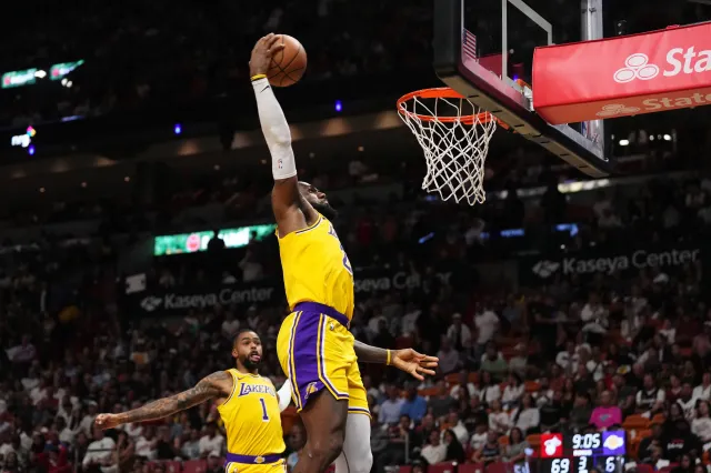 LeBron James wygrał pojedynek z Kevinem Durantem. 14 punktów Jeremy'ego Sochana [WIDEO]