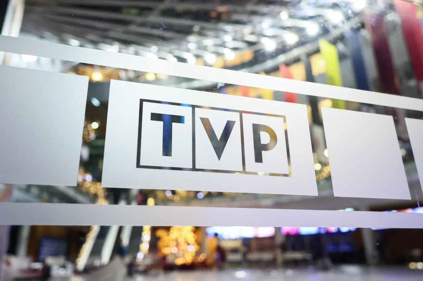 Zwolnienia w TVP. Nocne wypowiedzenia w redakcji "Wiadomości", policja na Woronicza