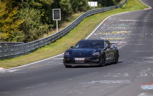 Nowa wersja Porsche Taycana rządzi na Nürburgringu. Czy Rimac musi się bać?