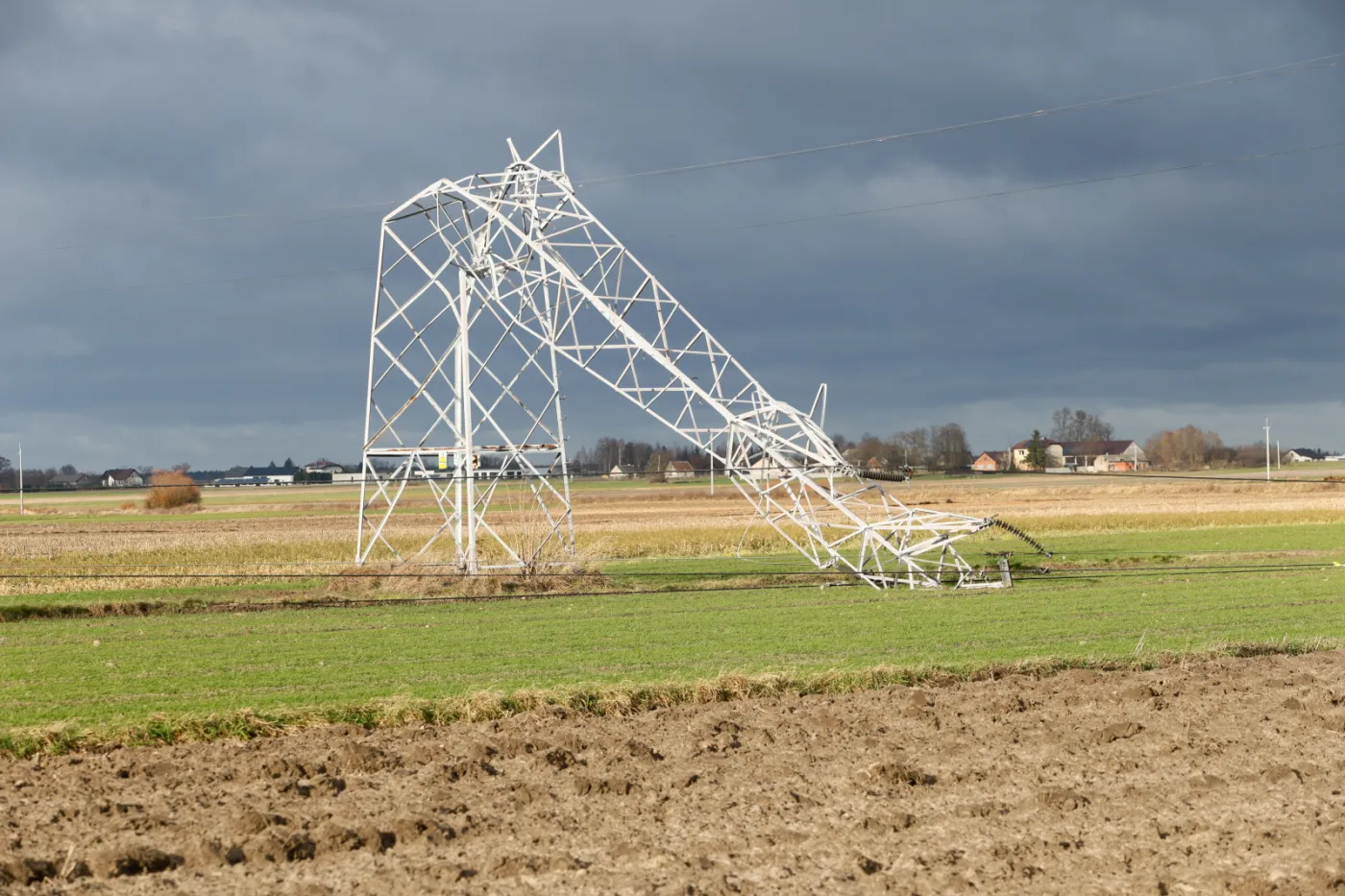 uszkodzony słup linii energetycznej