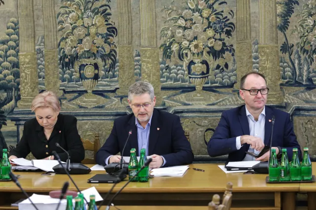 "Poważne pytania" posłów z Komisji Finansów Publicznych. To tyle zarabia się w Urzędzie KNF?