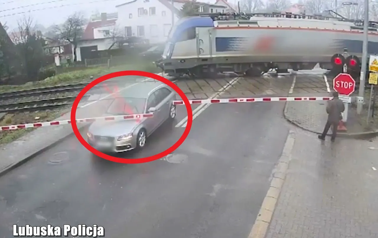 Kolejny lekkomyślny kierowca wjeżdża przy czerwonym świetle na przejazd
