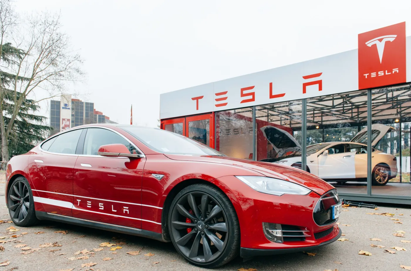 Za kierownicą Tesli nie siedzi Elon Musk. Kim jest Zach Kirkhorn?