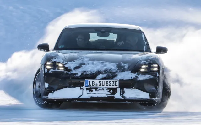 Nowe Porsche Taycan tuż przed premierą. Zaskoczy zmianami?