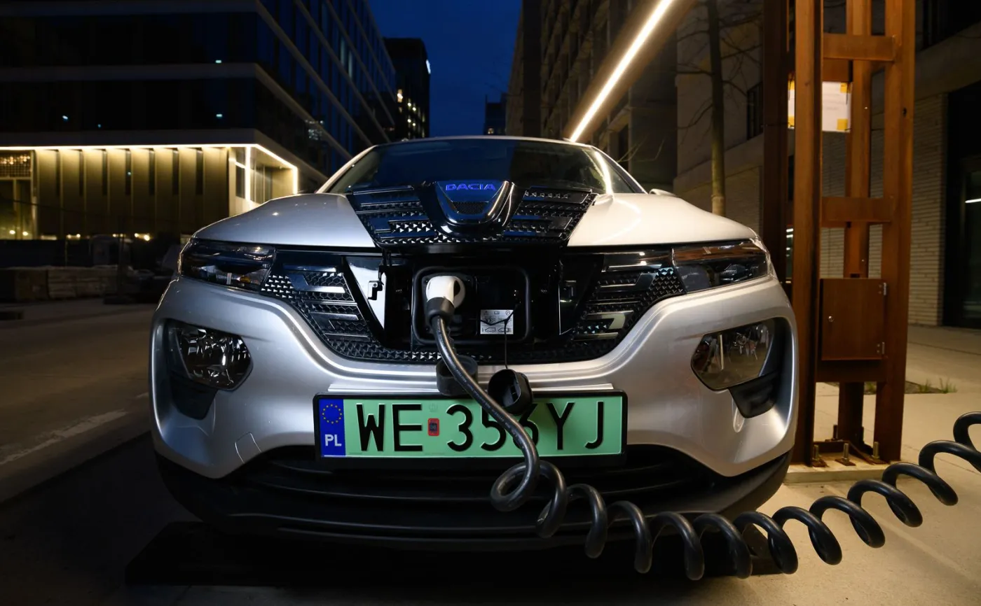 Jeśli nie Dacia Spring, to co? Samochody elektryczne tanieją. Polaka już stać na zmianę?
