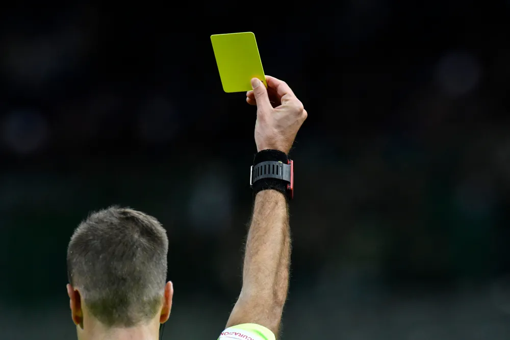 Niebieska kartka zmieni bieg piłki nożnej. Jak długo FIFA musi się namyślać