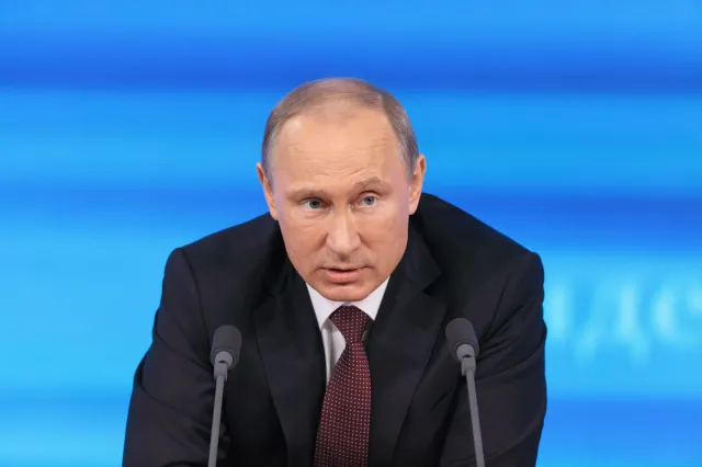 Rosyjscy robotnicy w nietypowy sposób poskarżyli się Putinowi. Na dachach napisali... 