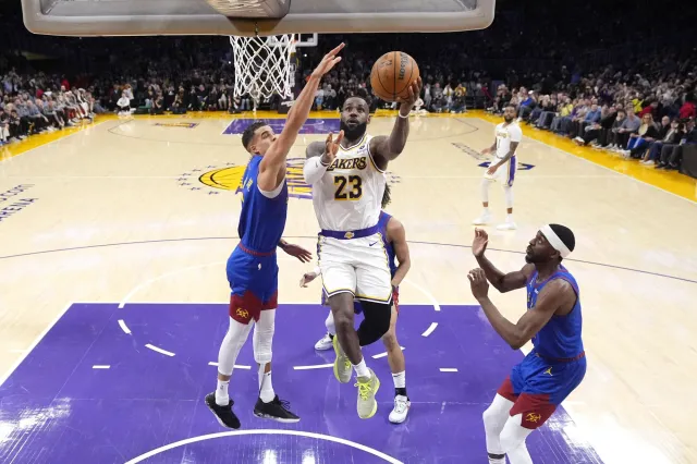 Kosmiczny wyczyn LeBrona Jamesa. Tym rzutem zapisał się w historii NBA [WIDEO]