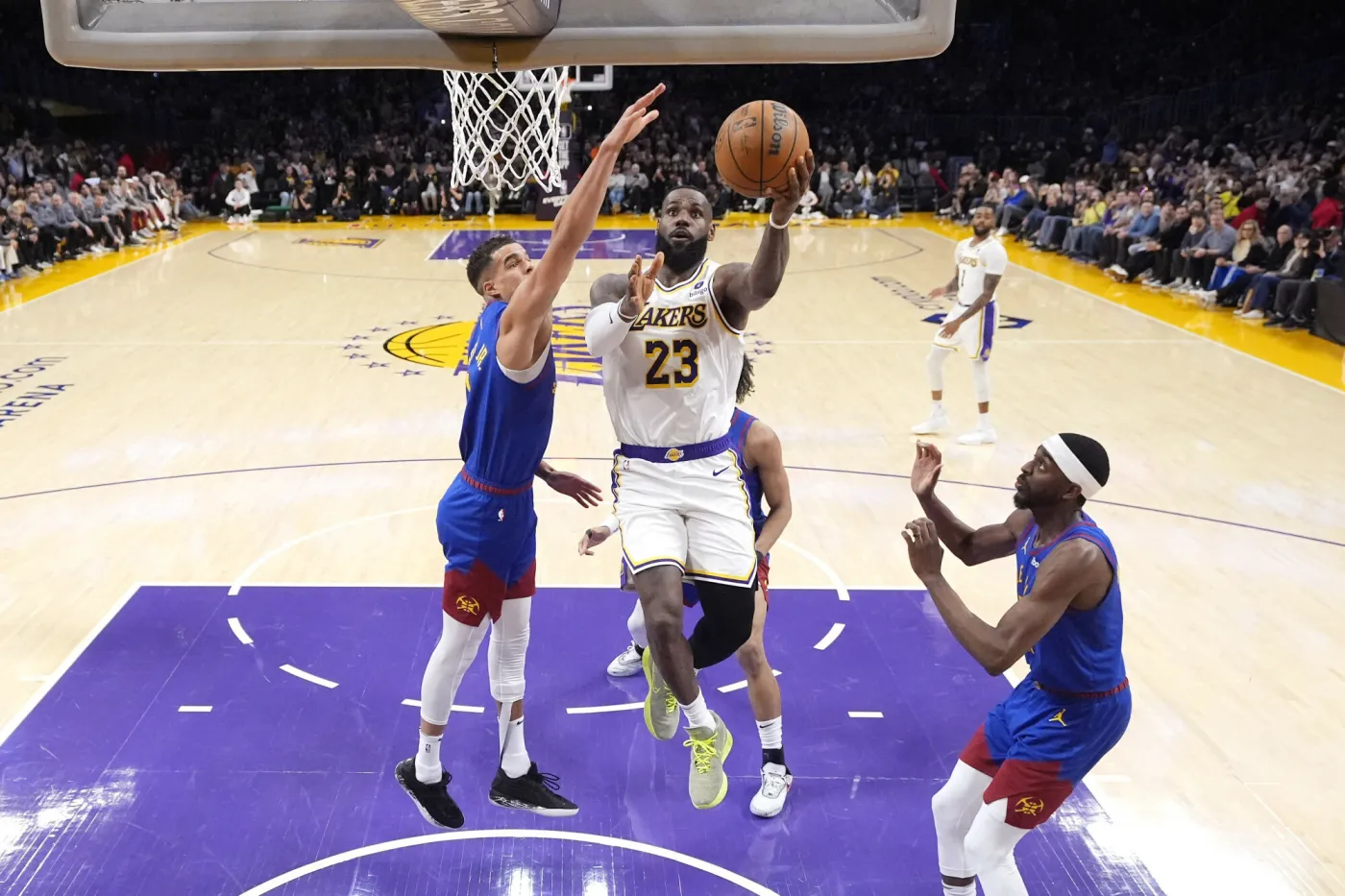 Kosmiczny wyczyn LeBrona Jamesa. Tym rzutem zapisał się w historii NBA [WIDEO]