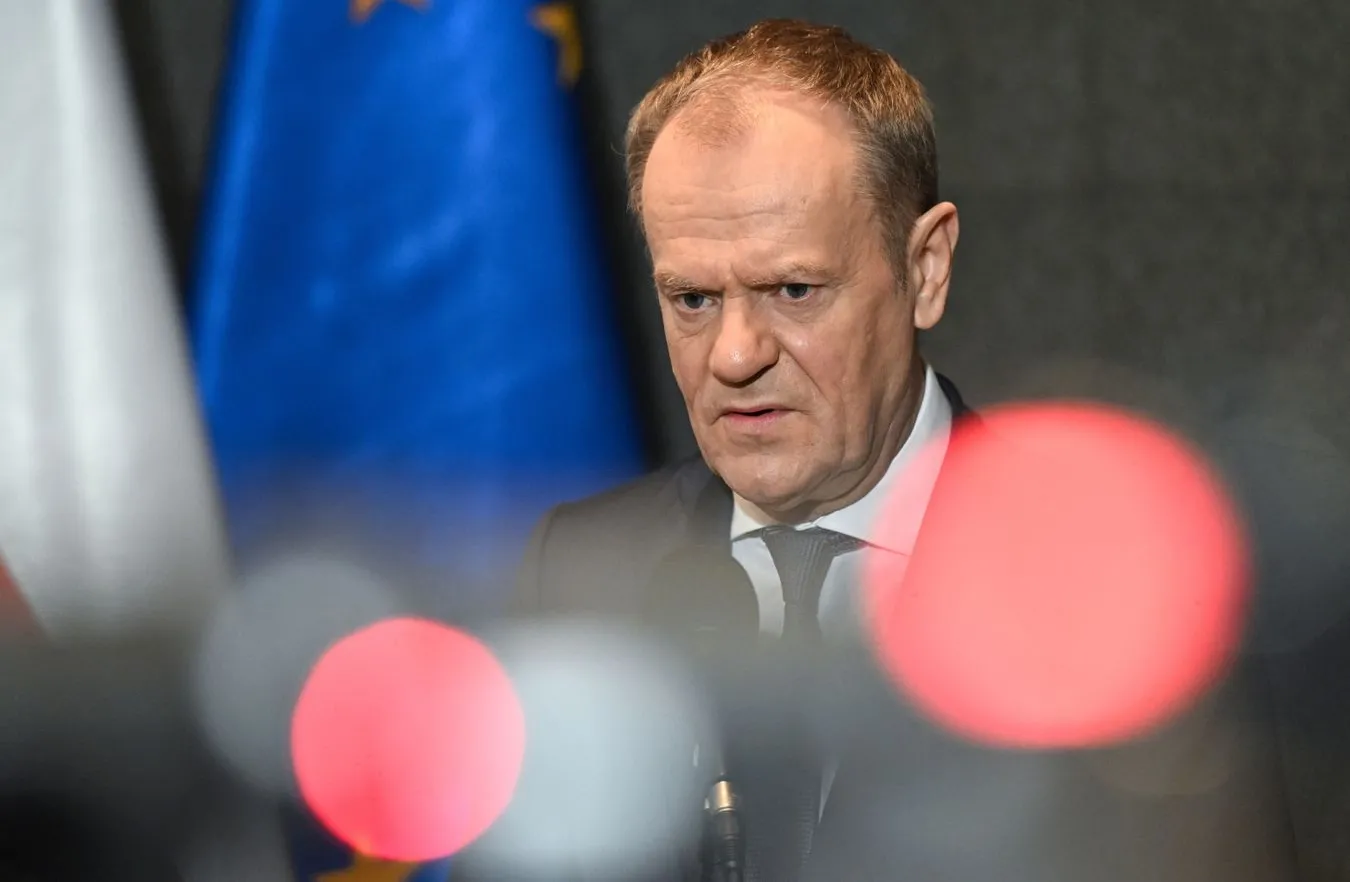 Szokujące zachowanie rolników. Tusk: Wiszący Kaczor to dwuznaczny manifest