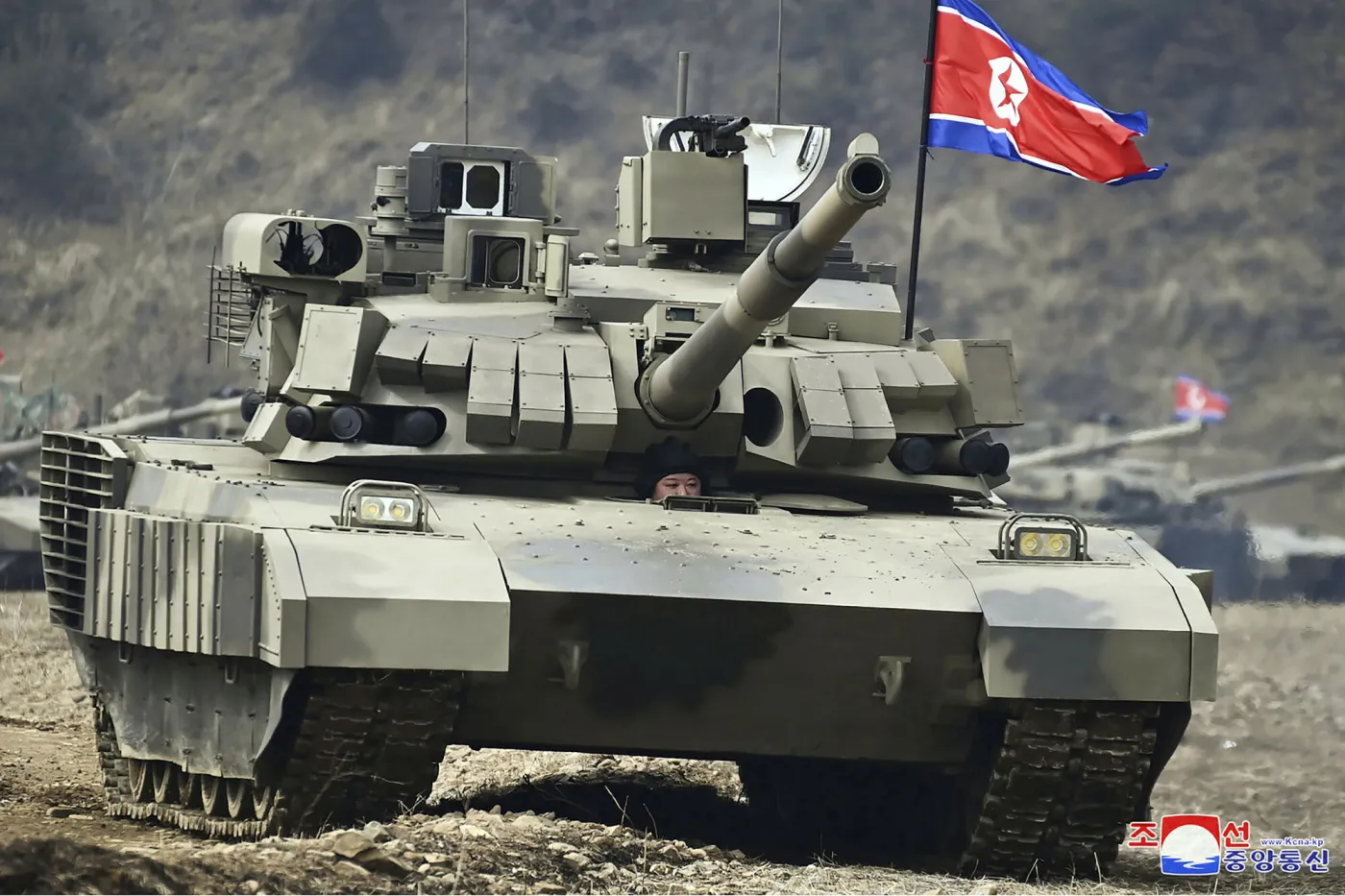 Kim Dzong Un kierował nowym czołgiem na ćwiczeniach wojskowych