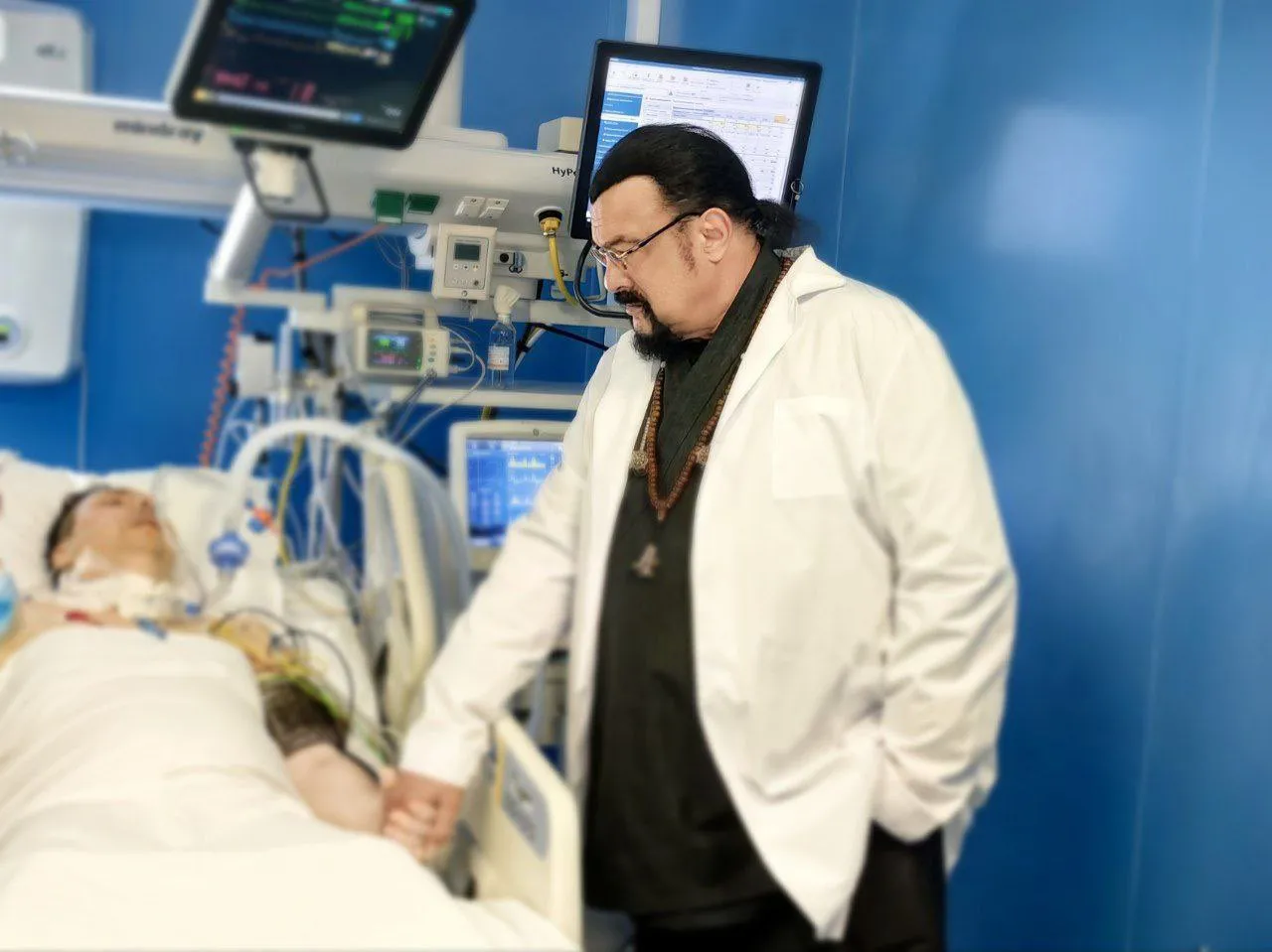 Steven Seagal w służbie rosyjskiej propagandy. To zdjęcie obiega świat