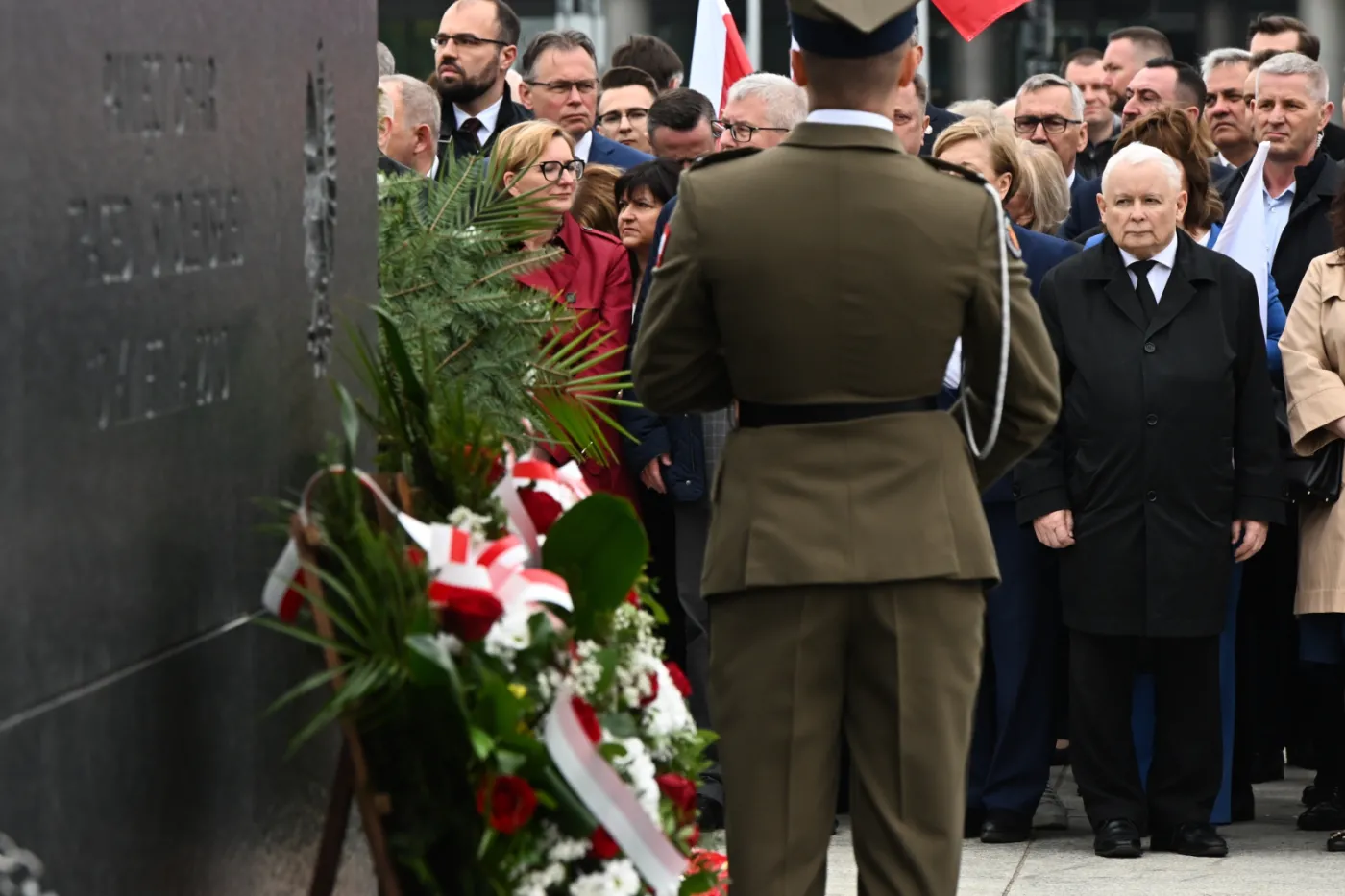Rocznica katastrofy smoleńskiej. Przed Pałacem Prezydenckim Apel Pamięci z udziałem polityków PiS