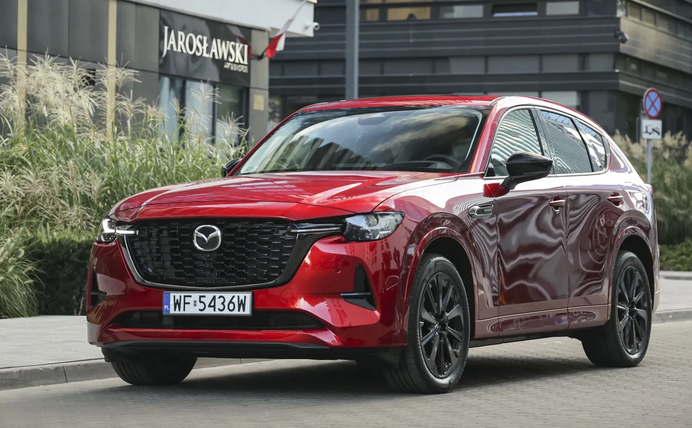 Czerwona Mazda CX-60 na polskich tablicach rejestracyjnych, SUV z silnikiem diesla 3.3 e-Skyactiv D