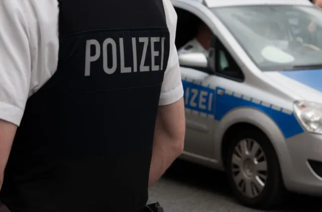 Obrzydliwa impreza w centrum Saksonii. Neonaziści bawili się z flagą ze swastyką