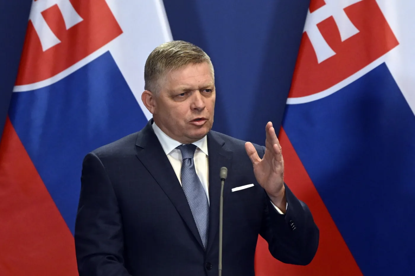 Lekarze wciąż walczą o życie Roberta Fico