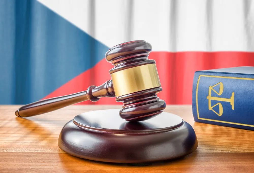 Polak skazany na 2,5 roku. Doprowadził do zderzenia ciężarówki z pociągiem