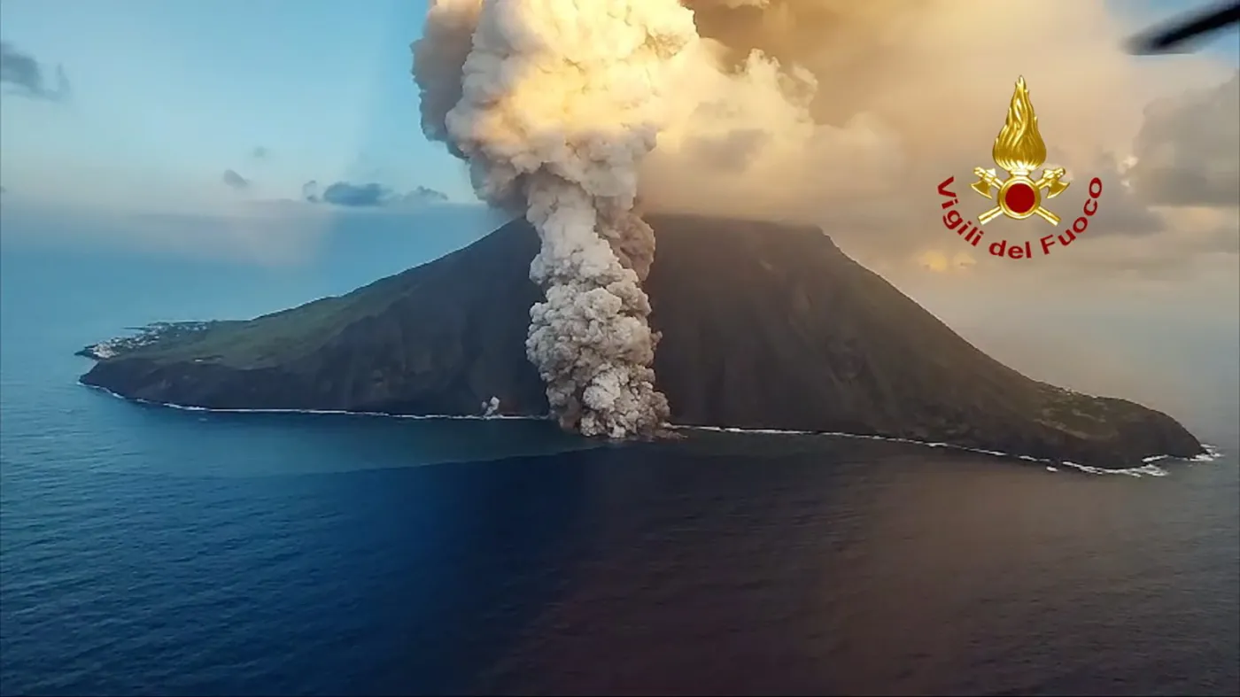 Czerwony alert we Włoszech, lotnisko zamknięte. Wulkan Etna "pod specjalnym nadzorem"