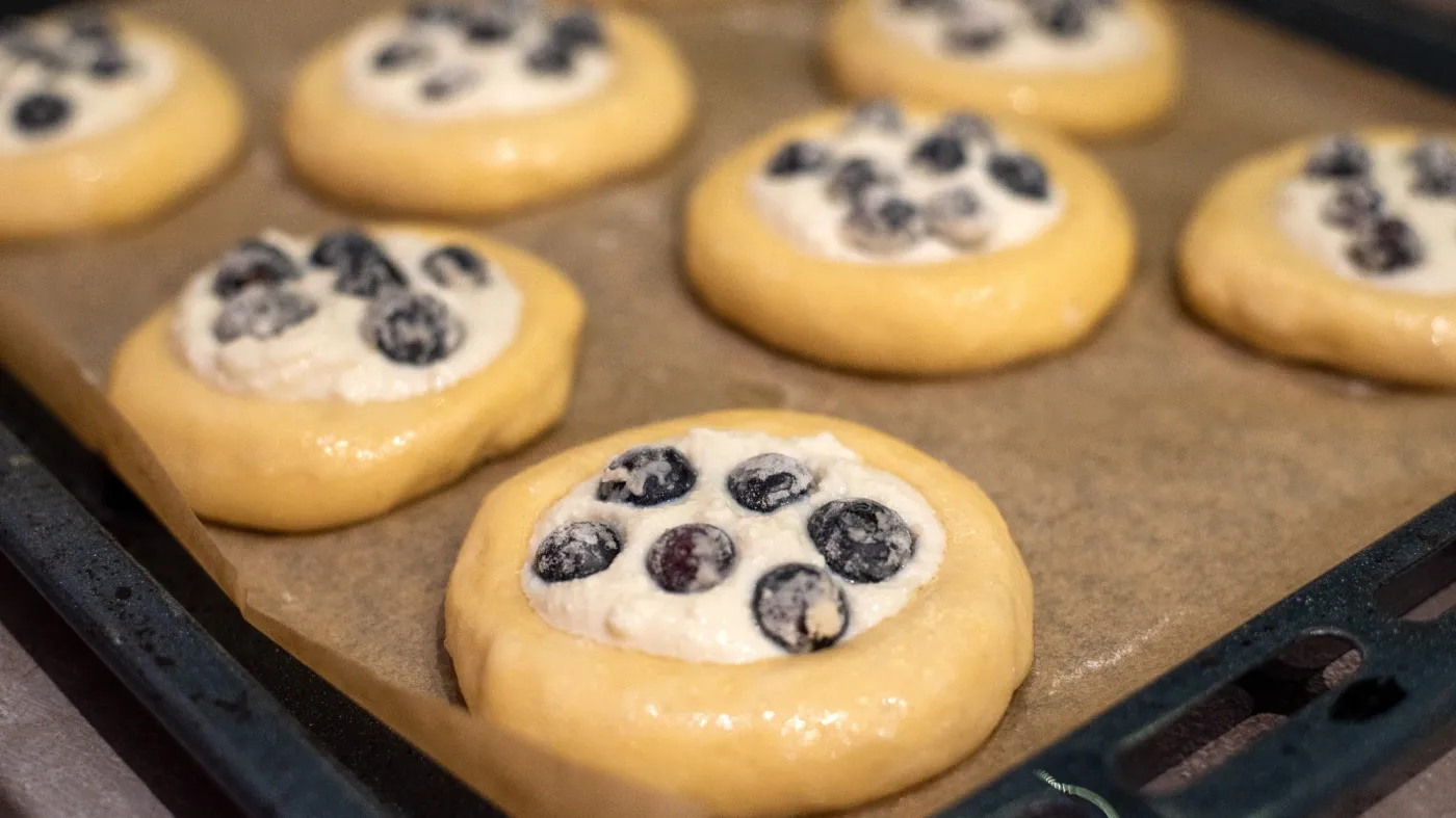 Buns,With,Cottage,Cheese.,Homemade,Buns.,Buns,With,Berries,And