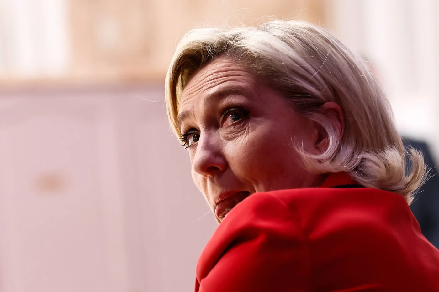 Burza we Francji. Macron oskarżony przez Le Pen o "administracyjny zamach stanu"