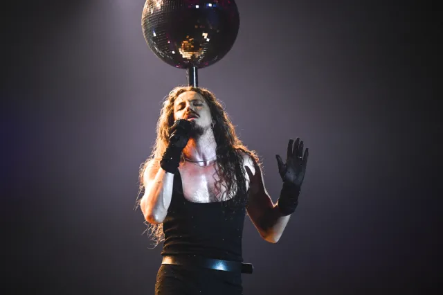 Michał Szpak wystąpił w gorsecie i spódnicy z trenem. Internauci w szoku [WIDEO]