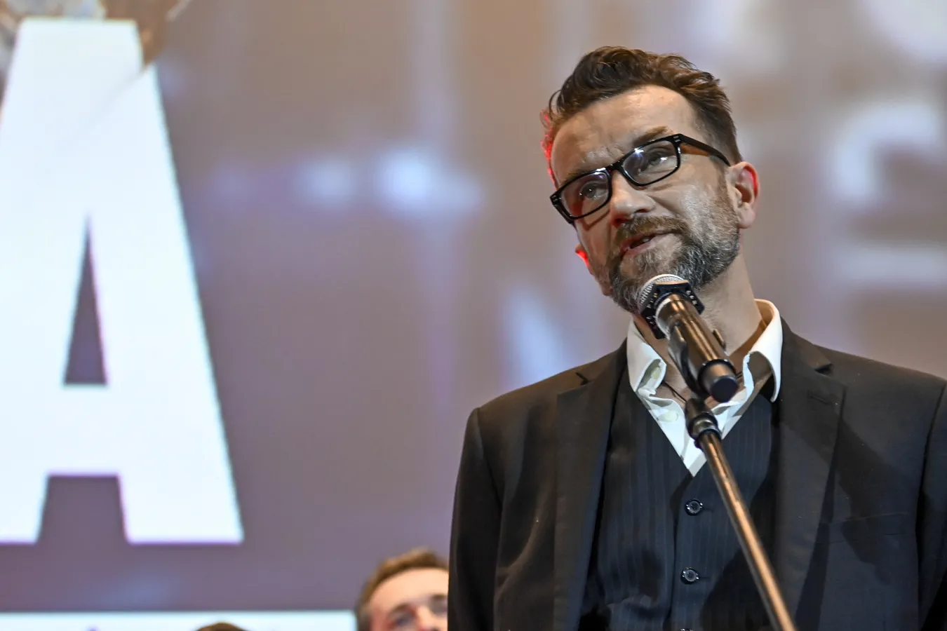 Tomasz Kot na planie włoskiego filmu. Aktora wprost trudno poznać w kostiumie