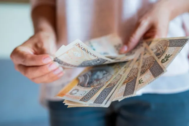 Chcesz dostać podwyżkę albo kredyt? Ten kolor przyciąga pieniądze