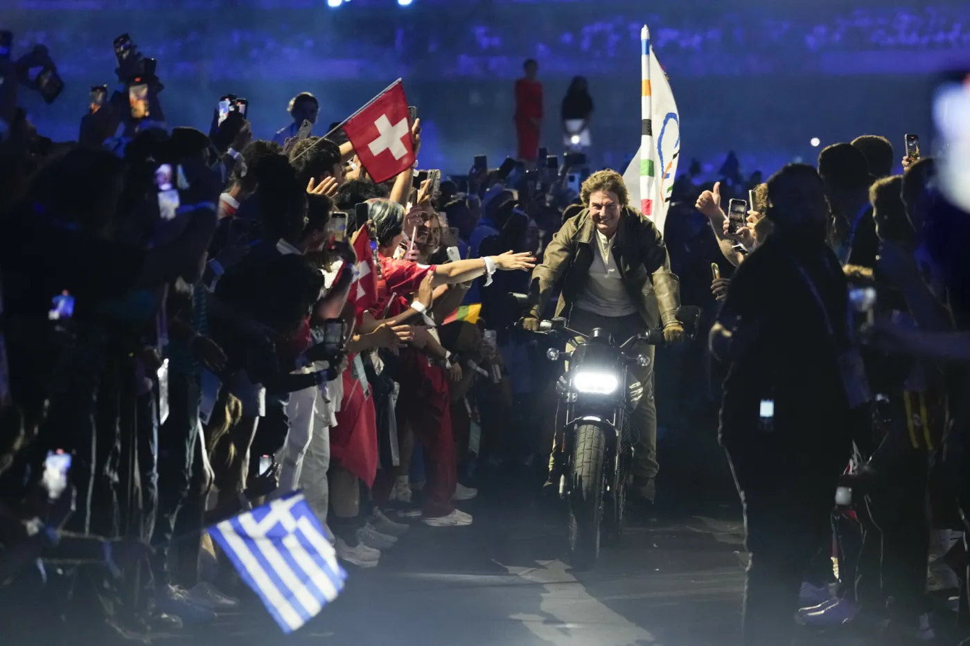 Kaskaderskie wyczyny Tom Cruise'a na zakończenie IO w Paryżu. Nie wszystkim  się podobało