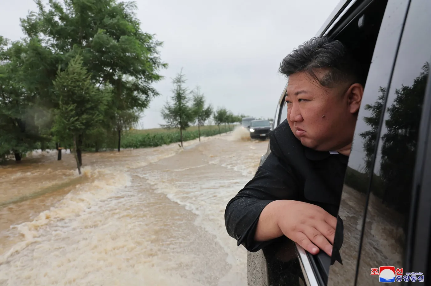 Kim Dzong Un nie chce żadnej pomocy. Tyle że jednym dziękuje, a innych obraża