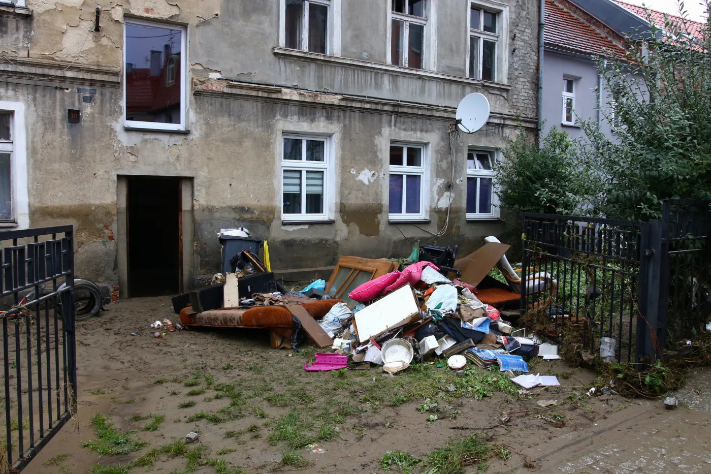 Szef MON: Żandarmeria i policja będą pilnować domów przed szabrownikami