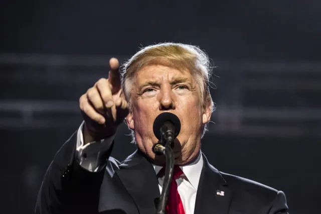 Poparcie dla prezydenta Trumpa najniższe od 1,5 roku. SONDAŻ