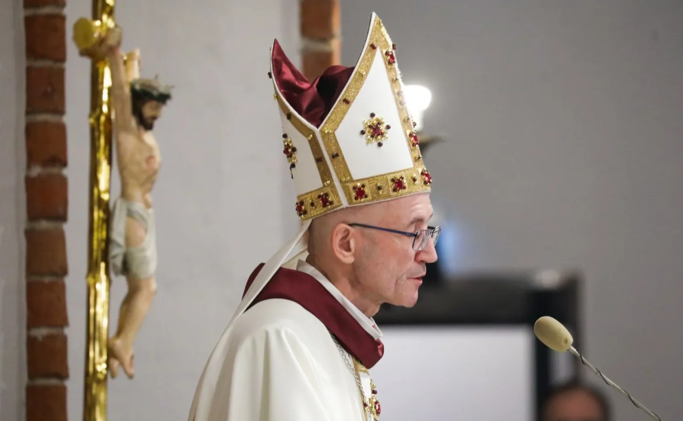 Abp Adrian Galbas obejmuje archidiecezję warszawską. "Jeśli pokładacie we mnie nadzieje, rozczarujecie się"