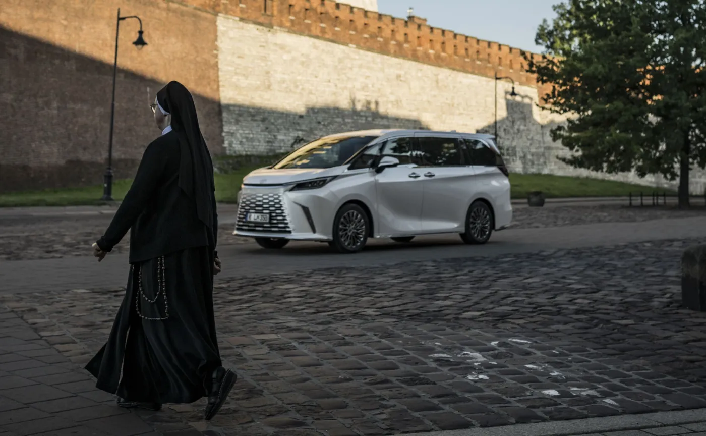 Lexus LM 350h