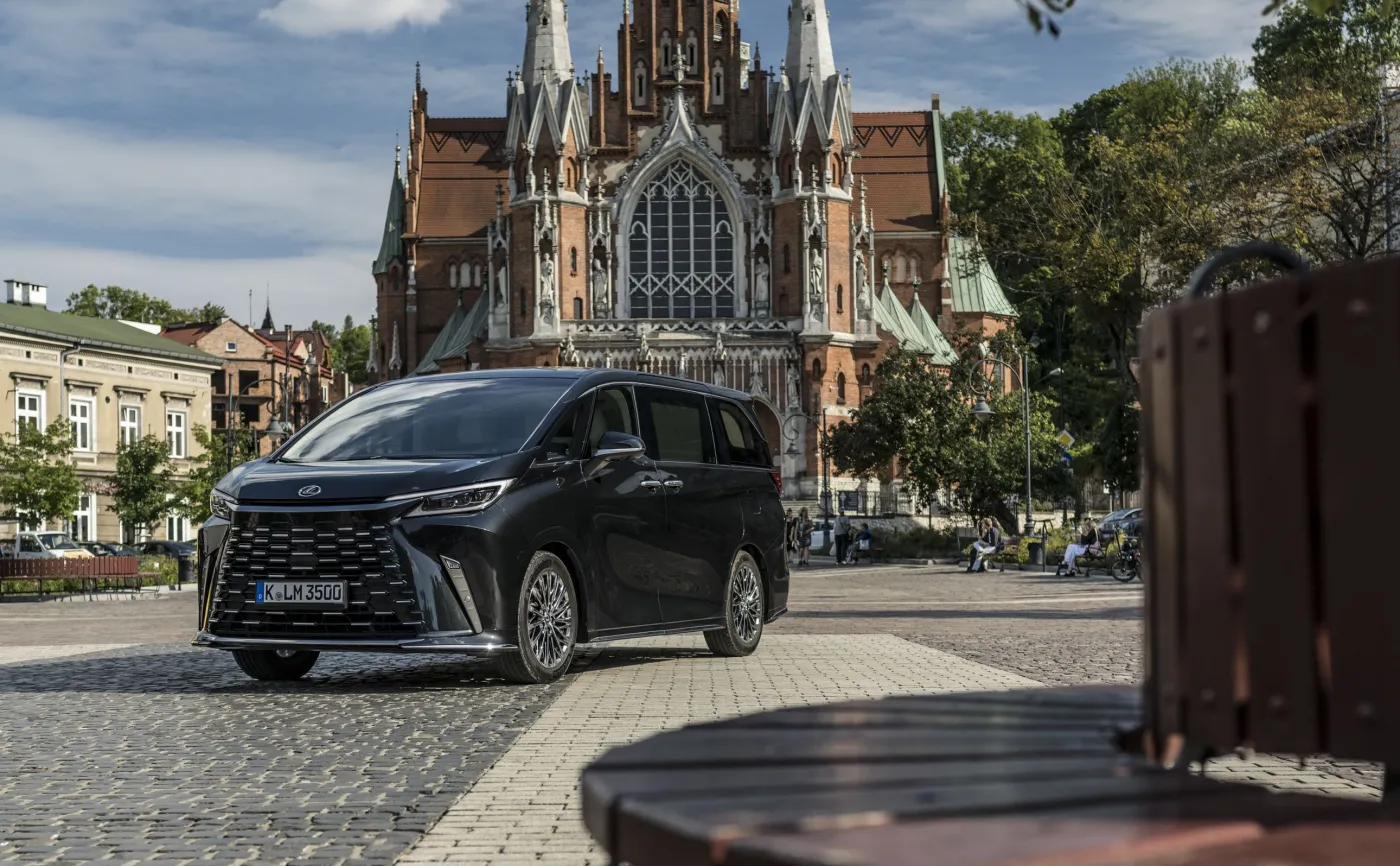 Lexus LM 350h