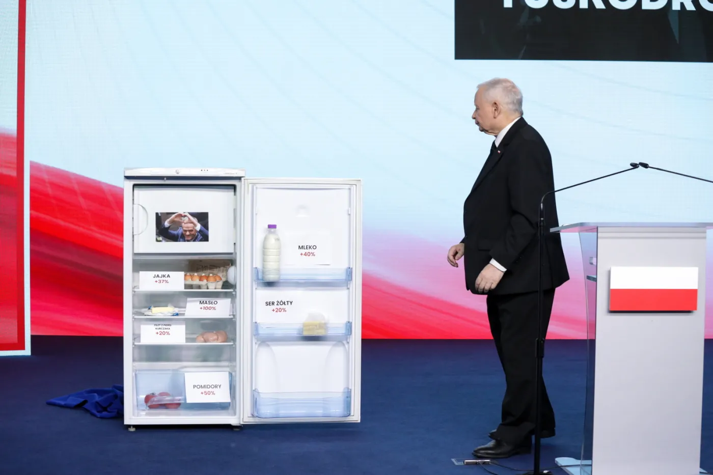 Lodówka na konferencji PiS. Czy Polacy zapłacą więcej za żywność w 2025 roku? Kaczyński ostrzega