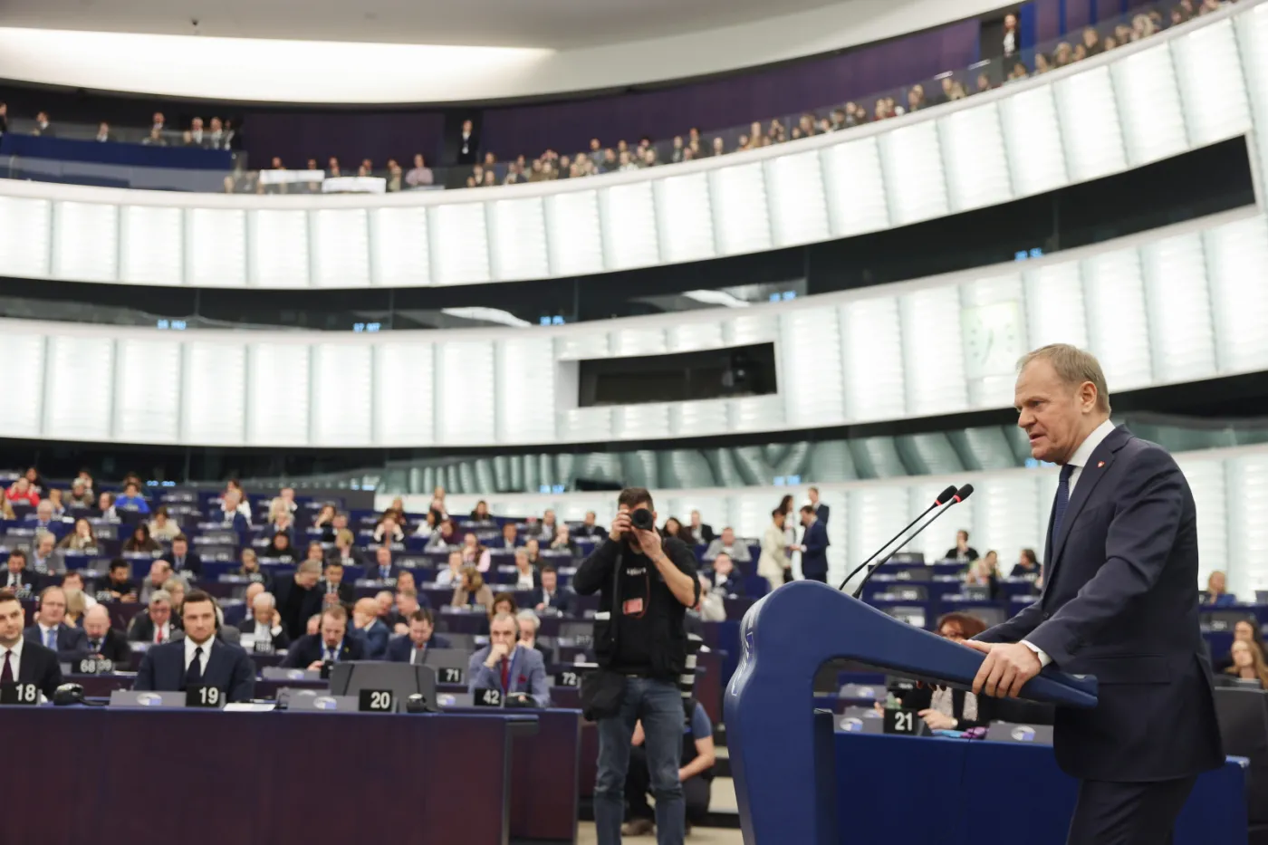 Tusk odpowiada na krytykę prawicy. "Ogarnia ich furia"
