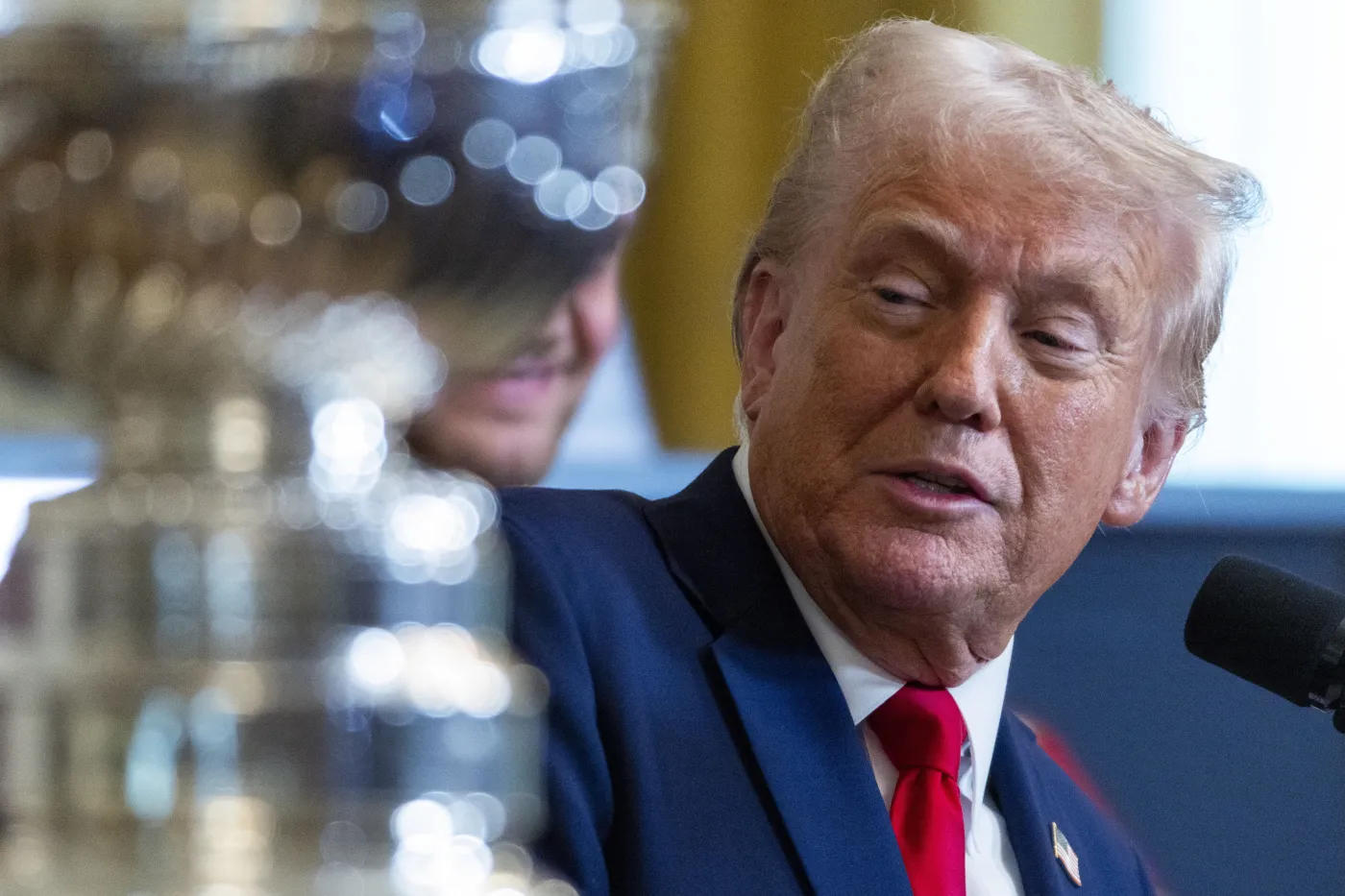 Donald Trump dostał wyjątkowy prezent. Zobacz, co prezydentowi USA podarowali hokeiści
