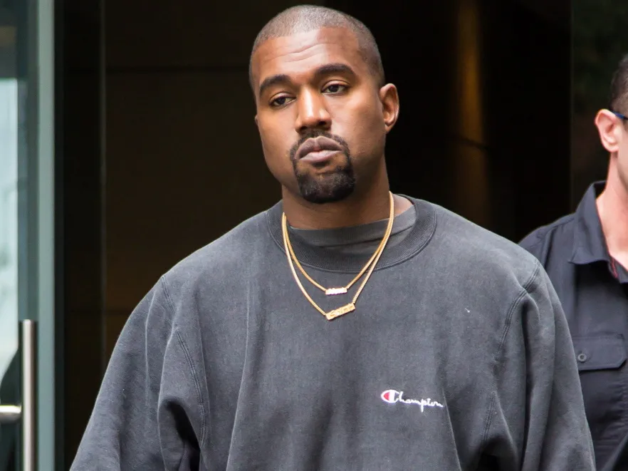 Bluza z papieżem i rasistowskie hasło: Kanye West wywołał burzę w świecie mody (i nie tylko)... FOTO