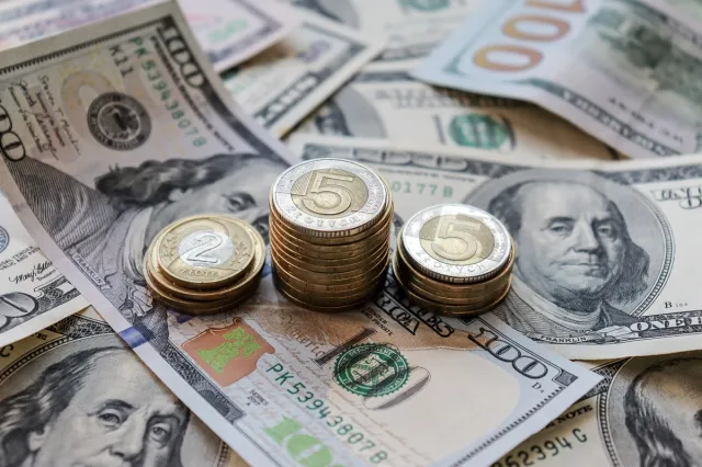 Złoty leci na łeb na szyję po ogłoszeniu wyników. Frank i funt biją nowe rekordy [KURSY WALUT. PONIEDZIAŁEK 2.06.2025]
