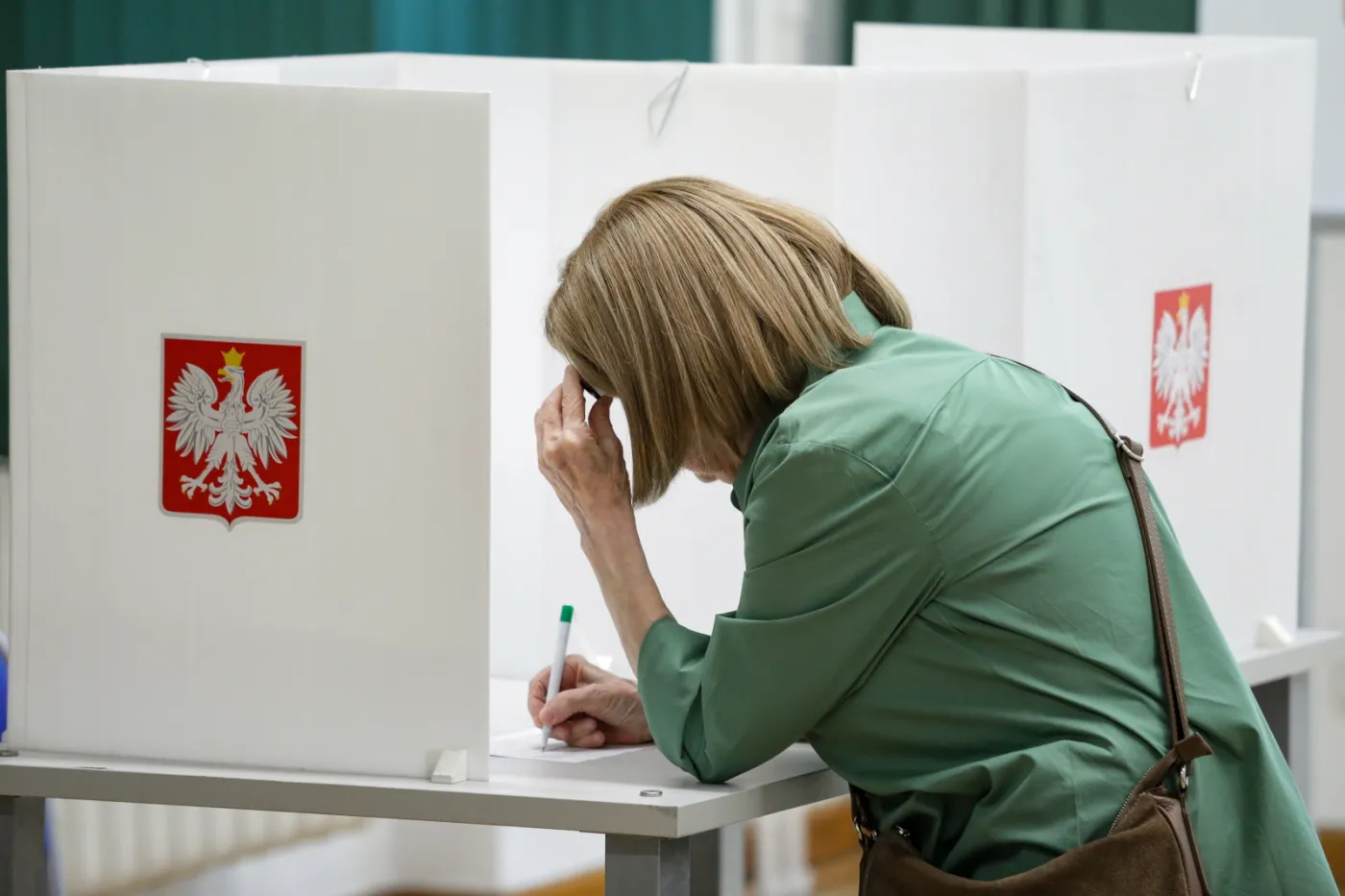 głosowanie w lokalu wyborczym w Warszawie