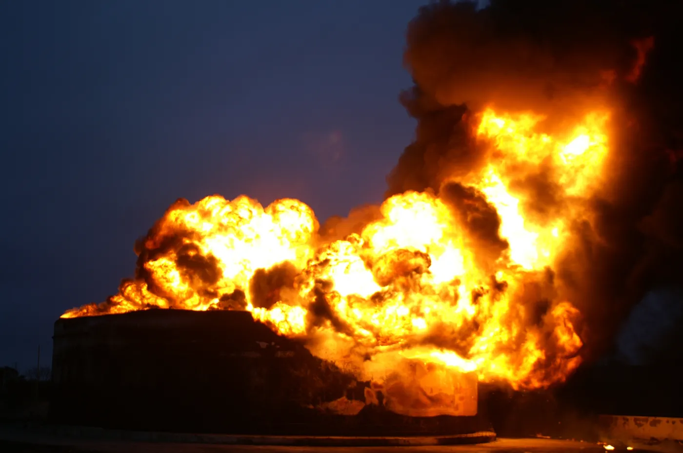 Buncefield,Oil,Storage,Facility,Explosion,And,Fire,Hemel,Hempstead,Disaster