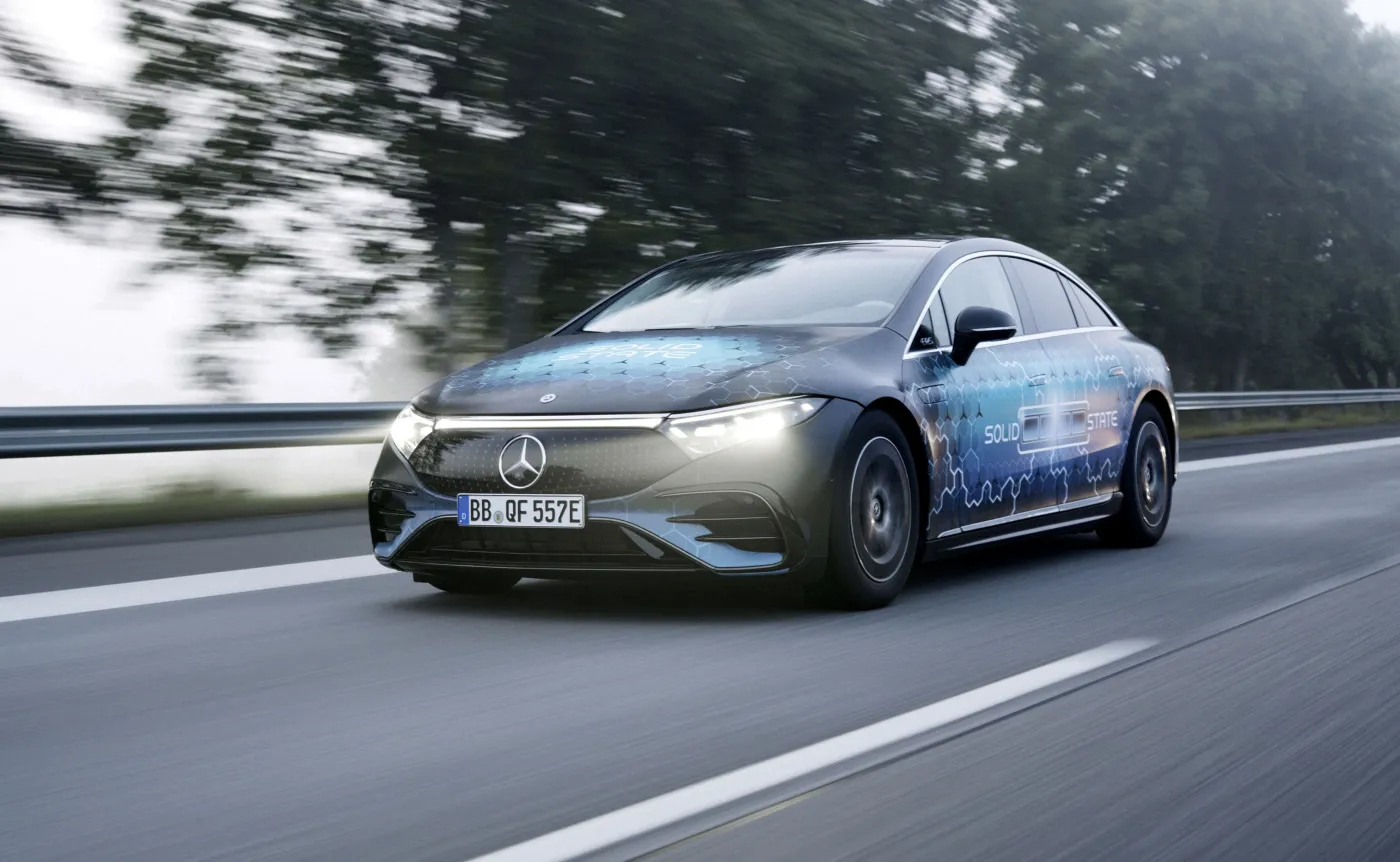 Mercedes EQS z akumulatorem ze stałym elektrolitem na jednym ładowaniu pokonał 1205-kilometrową trasę ze Stuttgartu w Niemczech do Malmö w Szwecji