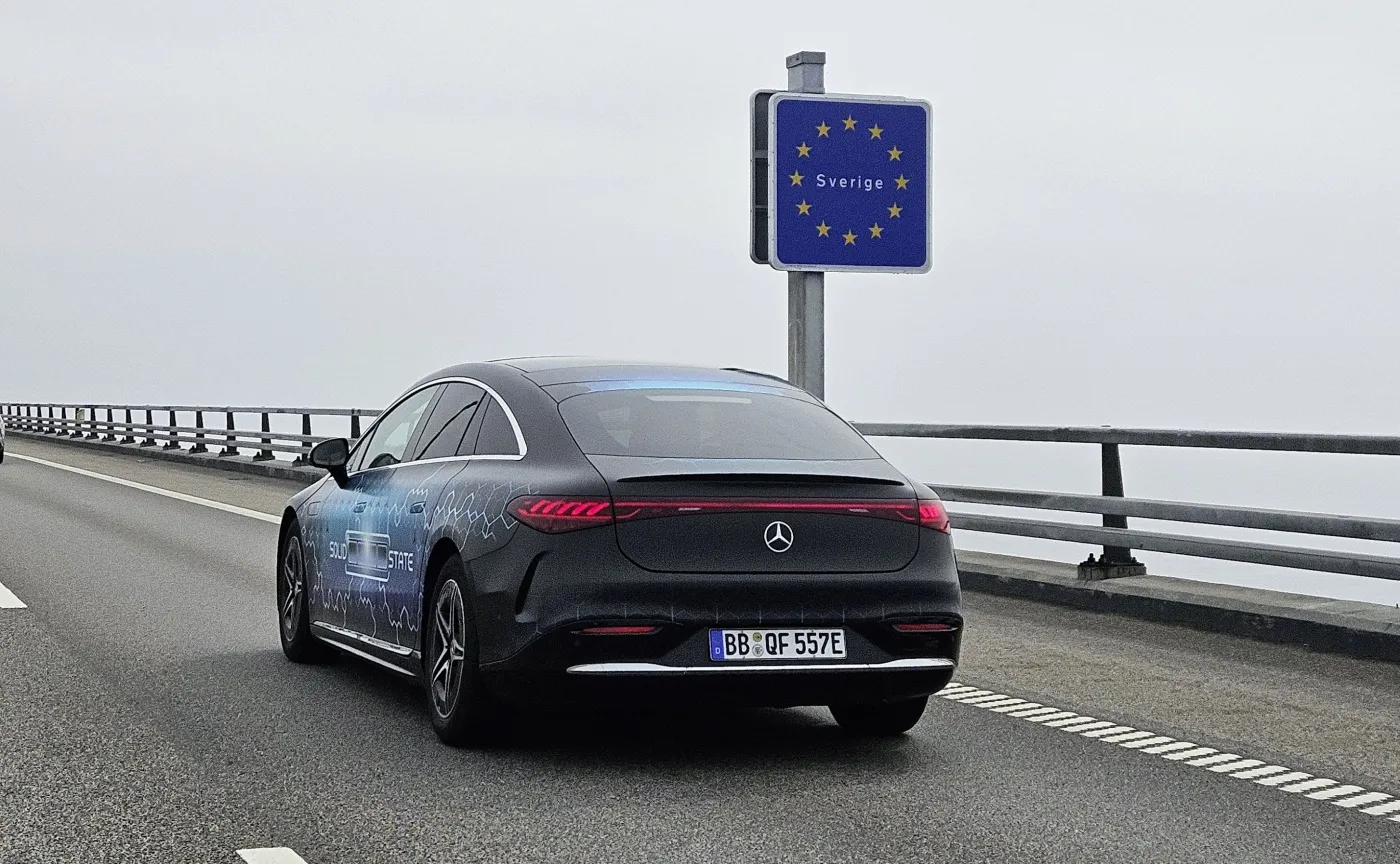 Mercedes EQS z akumulatorem ze stałym elektrolitem na jednym ładowaniu pokonał 1205-kilometrową trasę ze Stuttgartu w Niemczech do Malmö w Szwecji