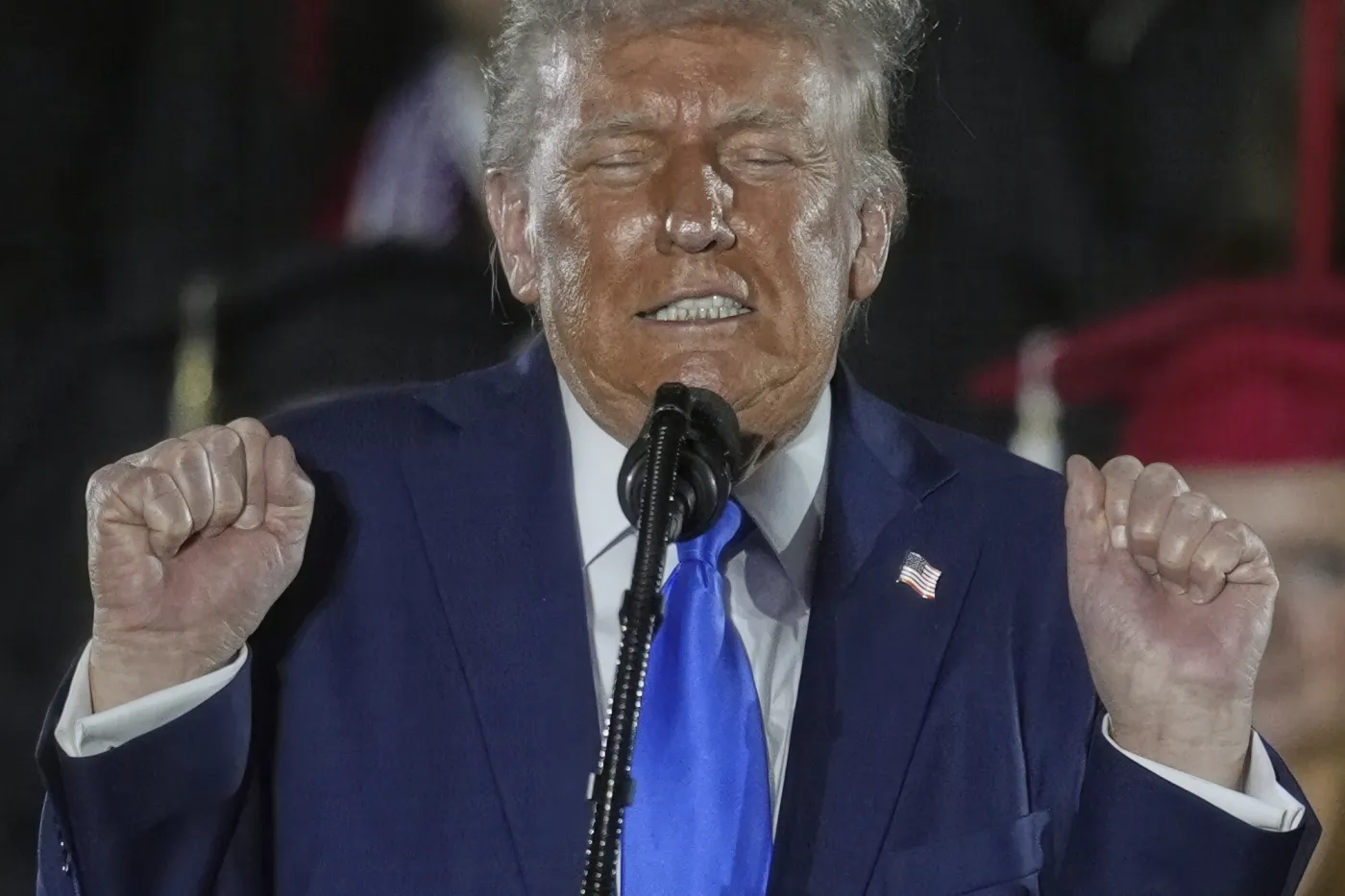 Trump chciałby zakazać flag transgender i uznać Antifę za organizację terrorystyczną