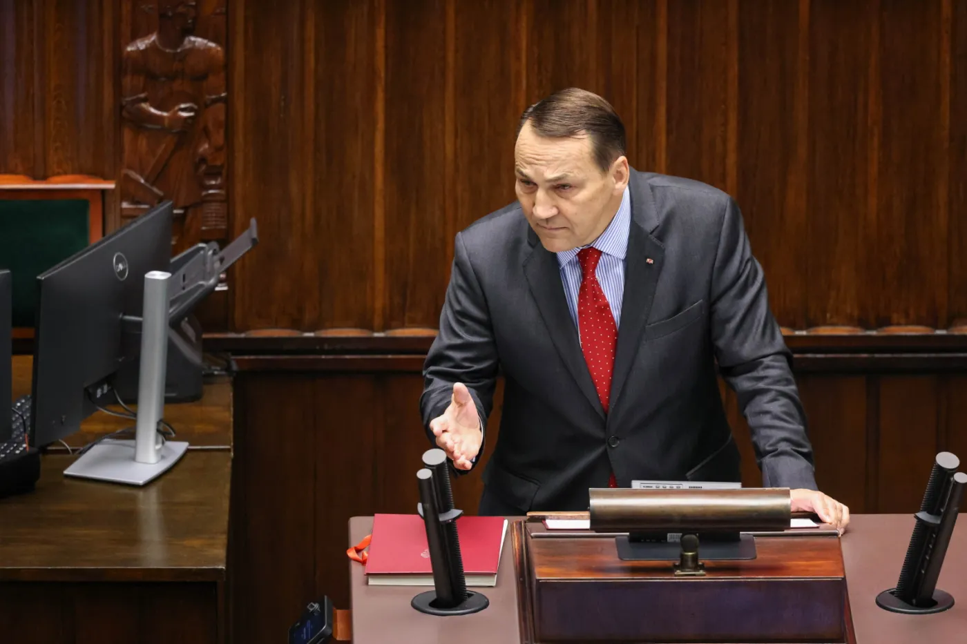 Mocne wystąpienie Sikorskiego w Sejmie. Będzie odpowiedź Polski na ataki dywersyjne