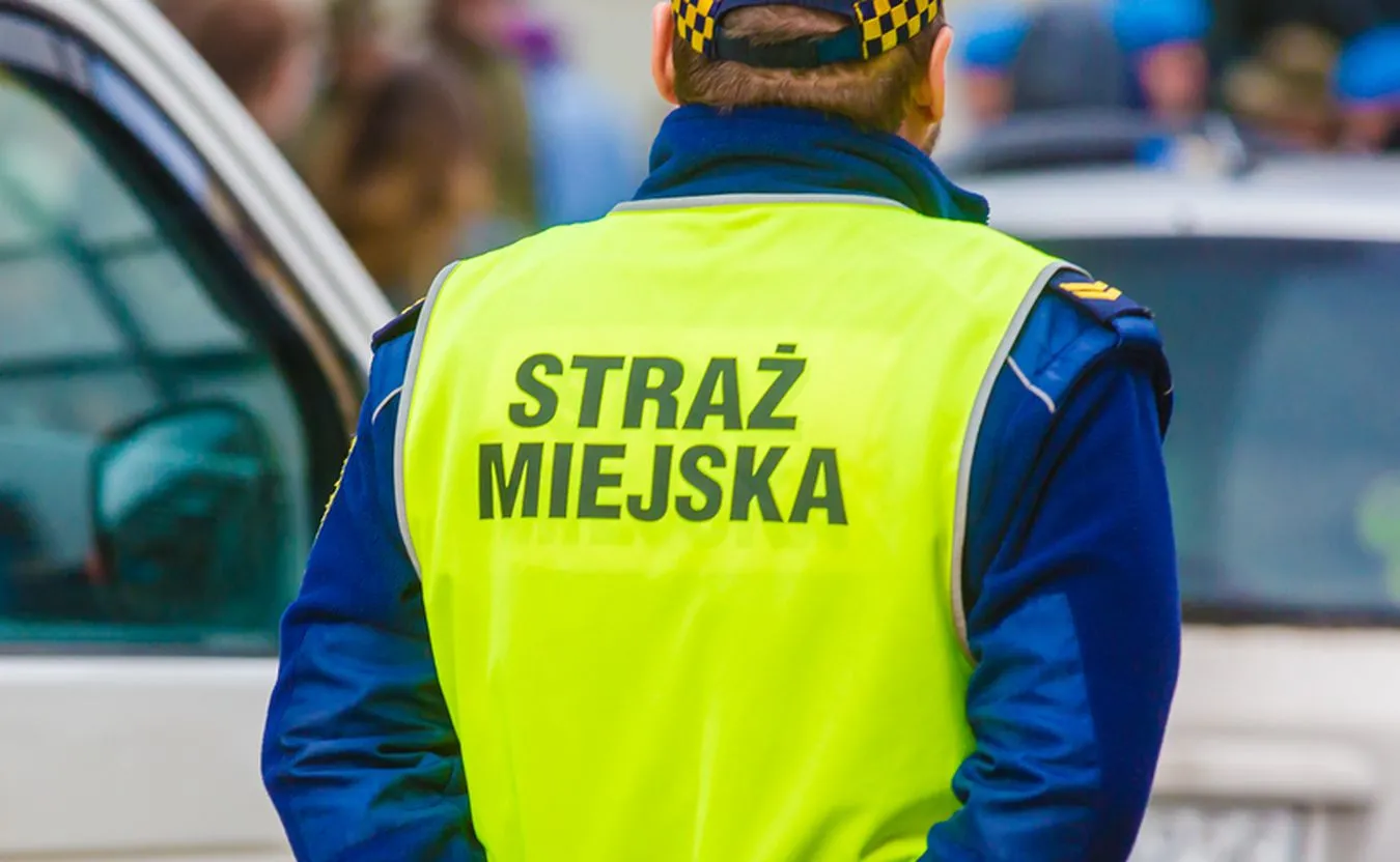 Strażnicy miejscy zaparkowali na kopercie dla niepełnosprawnych. Mieszkaniec zwrócił im uwagę i... skończył z mandatem